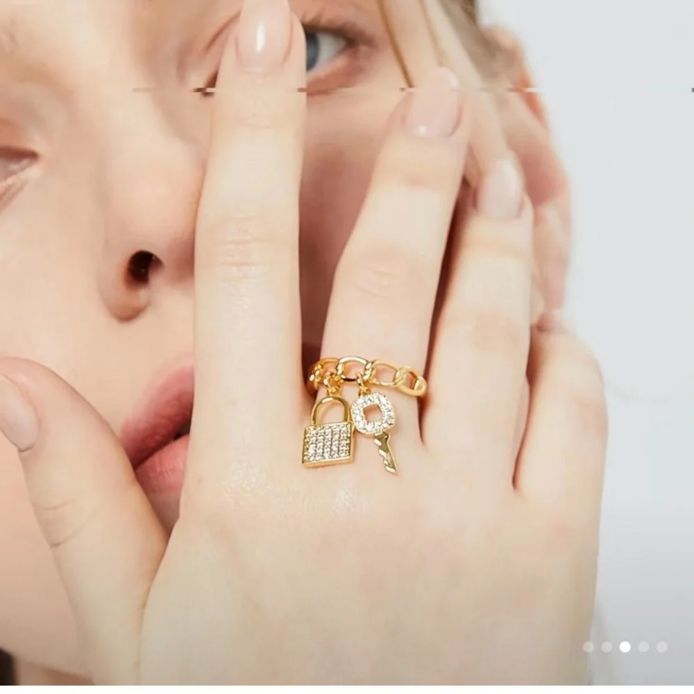 Unique chain key open‎ adjustable ring